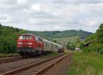 Noch ist es grn zwischen den Gleisen auf der Hellertatbahn (KBS 462), fragt sich nur wie lange: Ein Unkrautbekmpfungszug (Spritzzug) am 02.06.2012 in Herdorf.