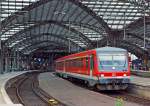928 704 / 628 704 der DB verlsst am 07.07.2012 als RB 38 - Erft-Bahn den Hbf Kln in Richtung Kln-Deutz.