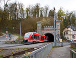   Zwei gekuppelte Alstom Coradia LINT 27 (BR 640) der DB Regio  Lahn-Eifel-Bahn  verlassen am 10.04.2016 den 302 m langen Weilburger Tunnel durch das Nordportal und erreichen gleich, nach dem