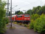 Ein Zug im Grnen - Die 111 077-4 zieht den RE 9 (Rhein-Sieg-Express) am 24.06.2012 von Betzdorf (Sieg) weiter in Richtung Kln.