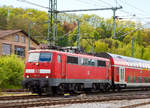   Die 111 016-2 (91 80 6111 016-2 D-DB) der DB Regio NRW mit dem RE 9 - Rhein Sieg Express (RSX) Aachen - Köln - Siegen erreicht am 14.05.2017 den Bahnhofes Betzdorf/Sieg.