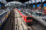 Die 112 178-9 (91 80 6112 178-9 D-DB) der DB Regio Nord schiebt (Licht falsch) am 16 Mai 2022 einem Doppelstockzug, als RB 81von Hamburg nach Bargteheide, aus dem Hauptbahnhof Hamburg.