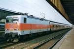 Am 16 Juli 1998 steht 143 619 mit ein S-Bahn in Oberhausen Hbf.