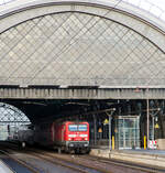 Die 143 828-2 (91 80 6143 828-2 D-DB) der DB Regio AG Südost mit drei Doppelstock-Wagen verlässt am 08 Dezember 2022 als S 2 (Dresden Flughafen - Pirna) der S-Bahn Dresden den Hauptbahnhof Dresden. 