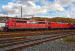 Die wieder an die DB Cargo AG vermietete 151 053-6 (91 80 6151 053-6 D-Rpool) der Railpool und die 185 303-5 (91 80 6185 303-5 D-DB) der DB Cargo stehen am 01.11.2021 in Kreuztal in der Abstellgruppe.