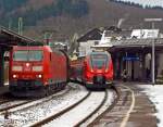 Die 185 190-6 der DB Schenker Rail zieht am 19.01.2013 einen gemischten Gterzug durch den Bahnhof Betzdorf Sieg in Richtung Kln.