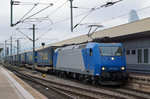 SBB/DB: Die blaue 185 525-3 beim Passieren des Badischen Bahnhofs Basel am 1.