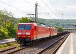   Die 145 050-1 (91 80 6145 050-1 D-DB) der DB Cargo Deutschland AG mit der kalten 185 044-5 (91 80 6185 044-5 D-DB) und einem mit Drahtrollen beladenen Güterzug am Hanken fährt am