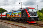 Die Bombardier TRAXX F160 AC3 LM, 187 420-5 (91 80 6187 420-5 D-EBS) der EBS - Erfurter Bahnservice GmbH steht am 05.07.2021 in Scheuerfeld (Sieg) beim Kleinbahnhof der WEBA (Westerwaldbahn), fr ihre