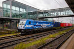 Die 187 321-5 (91 80 6187 321-5 D-WLC) der WLC - Wiener Lokalbahnen Cargo GmbH (Wien) fährt am 24.11.2022 mit einem Containerzug durch den Hauptbahnhof Regensburg.
