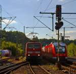 Zugbegenung in Betzdorf (Sieg) am 10.08.2012 - Links fhrt der RE 9 (Rhein-Sieg-Express) Aachen - Kln - Siegen ein mit Zuglok 111 075-8, Rechts fhrt die RB 95  (Dillenburg - Siegen - Betzdorf -