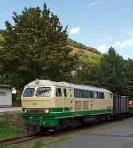 Die schmalspur (1000mm) Diesellok D5 (ex FEVE 1405) der Brohltalbahn steht am 18.08.2011 im Bf Niederzissen, hier ist Zwischenhalt auf der Bergfahrt.