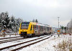   Es ist Winter im Hellertal - Der VT 501 (95 80 1648 101-1 D-HEB / 95 80 1648 601-0 D-HEB) der HLB (Hessische Landesbahn GmbH), ein Alstom Coradia LINT 41 der neuen Generation, erreicht am