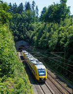   Der LINT 68 ;-) der HLB (Hessischen Landesbahn) hat gerade (am 02.07.2015) den 2.652m langen Rudersdorfer Tunnel verlassen und fährt als RB 95   Sieg-Dill.Bahn  Dillenburg - Siegen - Au/Sieg in