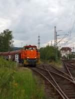Lok 45 (MaK G 1204 BB) der  Kreisbahn Siegen-Wittgenstein (KSW) mit Gterzug kommt am 16.08.2011 in Kreuztal von der KSW-Gleisanlge und fhrt aufs DB Gleis ein.