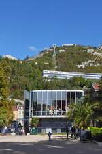 Die Bodenstation der Seilbahn vom Ufer der Isère zur Bergstation bei der Bastille von Lion, aufgenommen aus dem Angrenzenden Park.