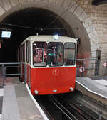 Die Standseilbahn F2 kommt aus dem Tunnel und erreicht die Endstation Fouvière in Lyon.