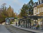 Eine Straenbahn nhert sich am 18.11.2020 der Haltestelle  Streplaz . In der Anzeige ist schon die Endhaltestelle fr die Rckfahrt „Luxexpo“ angegeben. Bis zum 13. Dezember 2020 ist hier die provisorische Endhaltestelle der Straenbahn, danach fhrt sie weiter bis zum Hauptbahnhof der Stadt Luxemburg. (Hans) 