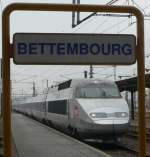 Verschiedenes/258309/durch-bettembourg-rauschen-sogar-tgvs-durch Durch Bettembourg rauschen sogar TGVs durch, das Motiv mit dem Bahnhofsschild hat sicher einiges (hier nicht so ganz ausgeschpftes) Potential. 7.4.2013 auf unserem 'inoffiziellen Bahnbildertreffen'.