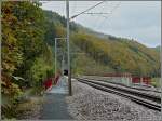 An der Eisenbahnbrcke in der Nhe von Michelau fhrt ein offizieller, ausgeschilderter Wanderweg an beiden Seiten von dem Gleis vorbei.