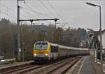 CFL 3008 kommt mit dem IC 112 aus Richtung Lttich in den Bahnhof von Wilwerwiltz an. 
Die Zeit dieser lokbespannten Zge neigt sich dem Ende zu, denn ab dem Fahrplanwechsel am 15.12 wird die Strecke Luxembourg - Liers von den Triebzge der Baureihe AM08 der SNCB bedient. 03.12.2019