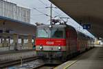 Lok 1144 267 fährt mit einer Wagenreihung Dostos in den Westbahnhof von Wien ein.
