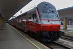 Nachdem die Fahrgäste ausgestiegen sind wird die Wagenreihung  mit dem Steuerkopf 86-33 004-1 in kürze ohne Lok, aus dem Westbahnhof in Wien, von einer Diesellok aus dem Bahnhof gezogen.