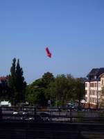 Hier her!!! Was es auch immer dort geben mag (vermutlich eine Maidemonstration), der rote pfeilfrmige  Heiluftballon  war nicht zu bersehen. 
Blick vom Berliner Hbf Gleis 13/14 Richtung Norden, Mai 2009