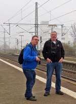 . Die Bahnfotografen am Bahnsteig in Butzbach - Ich glaube dahinten kommt ein Zug. 01.11.2014 (Jeanny)