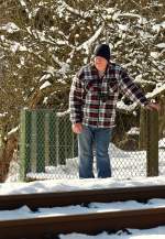 . Der Vandale freut sich diebisch über das Zerstören der Schneehäubchen auf den Zaunpfählen. ;-) 04.02.2015 (Jeanny)