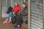 . An der Haltestelle Köln Steinstraße genießen die beiden Damen die letzten Oktober Sonnenstrahlen. Die Kameras sind bereit bzw. werden bereit gemacht, leider scheinen sie nicht zum Einsatz gekommen zu sein. ;-) 31.10.2015 (Hans)