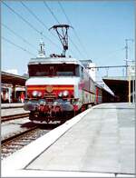 Die SNCF 15043 wartet in Luxembourg mit ihrem IC nach Paris Est auf die Abfahrt. 

Analogbild vom 13. Mai 1998
