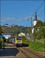 - Herbst - Die 3017 zieht am 10.10.2012 den IR 115 Liers - Luxembourg durch das herbstliche Michelau vor der Kulisse der Burg Bourscheid.
