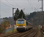 CFL 3008 mit ihrem Zug durchfährt die Ortschaft Enscherange, nächster Halt ist Drauffelt.
