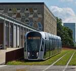 Straenbahn 115, fhrt vom Kirchberg her kommend am Theater vorbei in Richtung Hauptbahnhof der Stadt Luxemburg. 07.07.2021