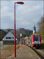 Ton in Ton mit der Bahnsteigslampe in  Michelau prsentierte sich am 21.02.2013 die Computermaus Z 2223, als sie als RB 3240 Wiltz - Luxembourg die Haltestelle Michelau verliess.