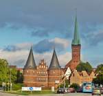 . Lbeck mit dem Holstentor, dem Turm der Petrikirche und den historischen Salzspeichern. 20.09.2013 (Hans) 