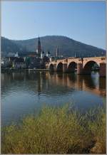 Ein Brcke aus Stein fhrt ber den Neckar in die Altstadt von Heidelberg.