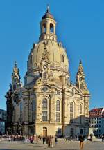 Verschiedenes/352723/-die-dresdner-frauenkirche-ursprnglich-kirche . Die Dresdner Frauenkirche (ursprnglich Kirche Unserer Lieben Frauen – der Name bezieht sich auf die Heilige Maria) ist eine evangelisch-lutherische Kirche des Barocks und der prgende Monumentalbau des Dresdner Neumarkts. Sie gilt als prachtvolles Zeugnis des protestantischen Sakralbaus und verfgt ber eine der grten steinernen Kirchenkuppeln nrdlich der Alpen.

Die Dresdner Frauenkirche wurde von 1726 bis 1743 nach einem Entwurf von George Bhr erbaut. Im Luftkrieg des Zweiten Weltkriegs wurde sie whrend der Luftangriffe auf Dresden in der Nacht vom 13. zum 14. Februar 1945 durch den in Dresden wtenden Feuersturm schwer beschdigt und strzte am Morgen des 15. Februar ausgebrannt in sich zusammen. In der DDR blieb ihre Ruine erhalten und diente als Mahnmal gegen Krieg und Zerstrung. Nach der Wende begann 1994 der 2005 abgeschlossene Wiederaufbau, den Frdervereine und Spender aus aller Welt finanzieren halfen.

Am 30. Oktober 2005 fand in der Frauenkirche ein Weihegottesdienst und Festakt statt. Aus dem Mahnmal gegen den Krieg soll nun ein Symbol der Vershnung werden. 28.12.2012 (Jeanny)