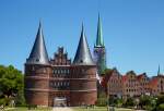   Lübeck am 11.06.2015, blick auf das Holstentor von Westen (Feldseite) in Richtung der Altstadt.