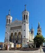 Die viertrmige Basilika Notre-Dame de Fourvire, daneben der Turm der alten Kapelle mit der goldenen Marienstatue.