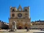 Die Kathedrale Saint-Jean in Lyon (franzsisch offiziell glise Saint-Jean-Baptiste-et-Saint-tienne bzw. Cathdrale Saint-Jean-Baptiste de Lyon) wurde ab etwa 1165 erbaut und ist neben der Basilika Notre-Dame de Fourvire der bedeutendste Kirchenbau der Stadt Lyon sowie Sitz des Erzbischofs von Lyon. Das seit dem Jahr 1862 als Monument historique klassifizierte und somit unter Denkmalschutz stehende Kulturdenkmal ist dem romanischen und dem gotischen Stil zuzuordnen. Die Kirche dominiert das Viertel Vieux Lyon, wo sie sich unweit des Sane-Ufers befindet. 20.09.2022 (Jeanny)