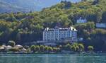 Das Hotel „Le Palace de Menton“ liegt nahe dem Ufer am See von Annecy, aufgenommen whrend einer Bootsrundfahrt ber den See. 09.2020