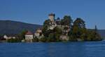 Auf einer Halbinsel im See von Annecy liegt das Schloss Duingt, die Bootsrundfahrt fhrt nicht weit davon daran vorbei. 09.2020