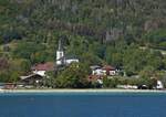 Die Kirche „Saint-Blaise“ in Srvier mit Umgebung whrend der Bootsrundfahrt auf dem See von Annecy aufgenommen.