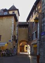 Bei einem Spaziergang durch die Altstadt von Annecy, fallen einem die vielen Durchgänge und Straßenüberbauten auf.