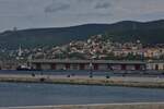 friaul-julisch-venetien-triest/884914/blick-von-der-strasse-iii-november Blick von der Straße III November in Triest, über die Anleger für die Schlepperboote und einen Teil der Stadt Triest. 05.2025 