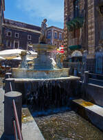 Fontana dell´Amenano eine verspielte Brunnenkomposition aus dem 19.Jh. an der Sdwestecke des Domplatzes (Piazza del Duomo) in Catania am 17.07.2022.