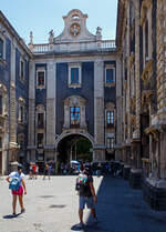 Das Porta Uzeda in Catania von der Piazza del Duomo aus gesehen, hier am 17.07.2022.

Die Porta Uzeda verbindet die Piazza Duomo mit der Via Dusmet im Herzen des Catania aus dem 18. Jahrhundert. Das Uzeda-Tor der sdliche Ausgang des Domplatzes.
