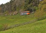 Der Triebzug N 12 der Rittnerbahn auf der Fahrt von Oberbozenin in Richtung Klobenstein. 17.05.2019 (Jeanny)